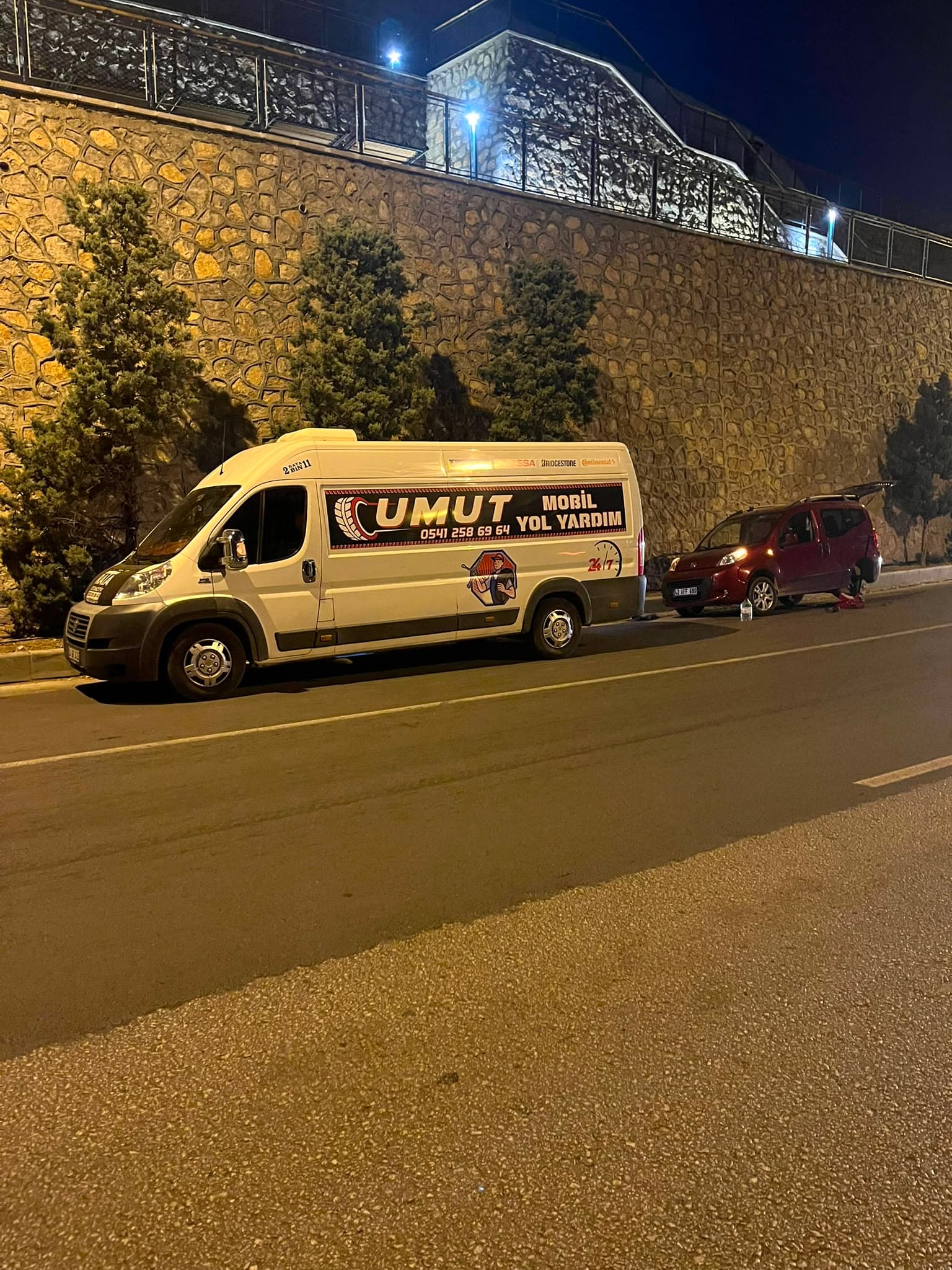 Umut Mobil Oto Lastik & Yol Yardım Aracı Gece Vardiyasında